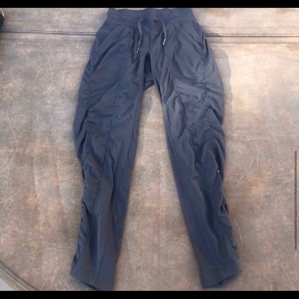 Lulu Lemon cropped pants street to studio